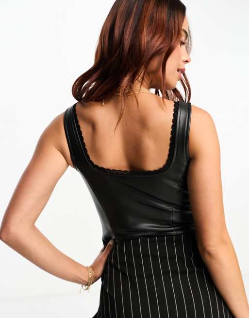 Miss Selfridge – Body aus schwarzem Kunstleder mit Haken- und Ösendetail, 4 von 4