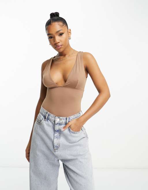 Miss Selfridge - Body color caffè senza maniche con scollo profondo