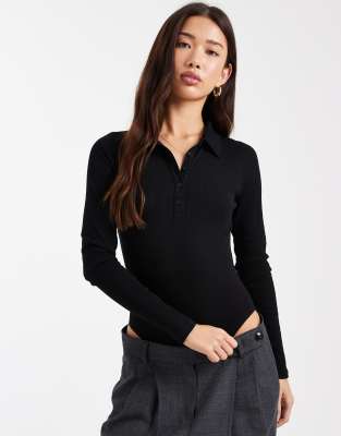 Miss Selfridge - Body in Schwarz mit Knopfdetail und Polokragen