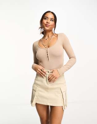 Miss Selfridge - Body in Steinbeige mit U-Ausschnitt und Haken-Ösenverschluss-Brown