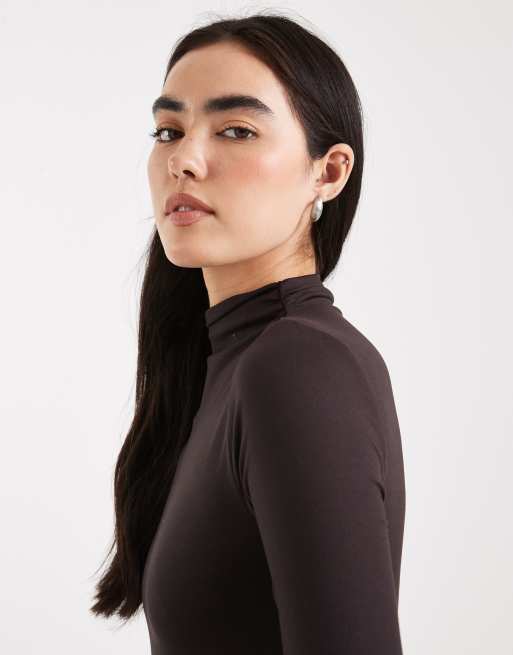 Miss Selfridge - Body modellante color cioccolato con collo alto, 2 di 4