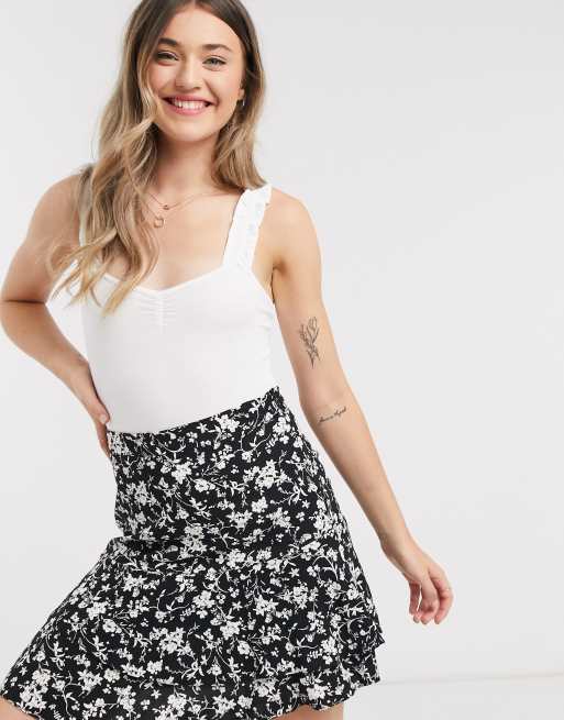 Miss Selfridge - Bodysuit con spalline con volant bianco