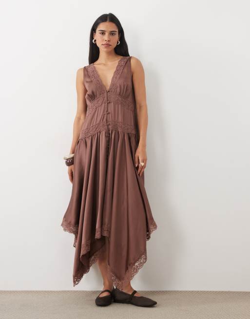 Miss Selfridge Boho-Maxikleid aus Satin mit Spitzeneinsatz und Zipfelsaum in Schokobraun, 2 von 4