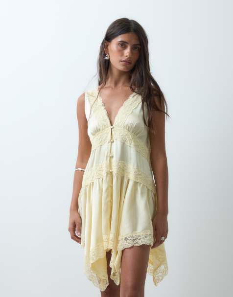 Miss Selfridge – Boho-Minikleid aus Satin in Buttermilchgelb mit Spitzeneinsatz und Zipfelsaum - view 1