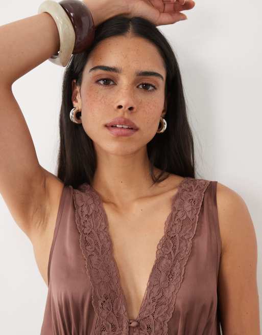 Miss Selfridge boho satin klänning med spetsinsats och hanky-fåll i maxi-längd i chocolate, 3 av 4