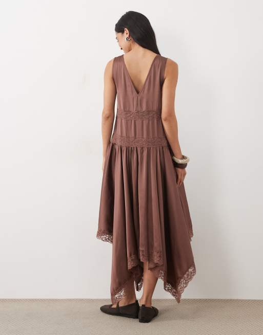Miss Selfridge boho satin klänning med spetsinsats och hanky-fåll i maxi-längd i chocolate, 4 av 4