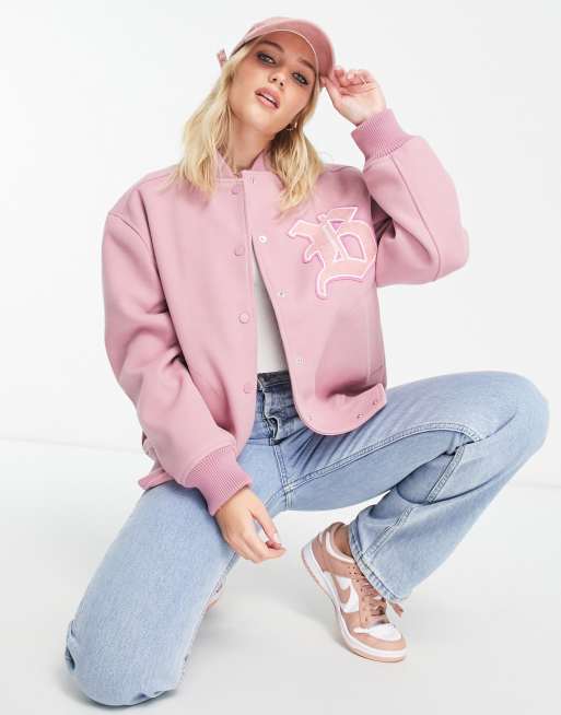 Miss Selfridge - Bomberjack in collegestijl met grote badge in bleek roze 