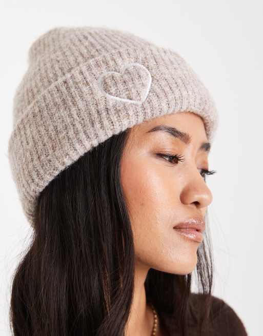 Miss Selfridge - Bonnet en maille à cœur brodé - Grège, 2 de 3