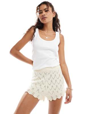 Miss Selfridge - Booty-Shorts aus Pointelle-Strick in Cremeweiß, Kombiteil
