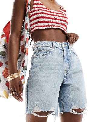 Miss Selfridge - Boyfriend-Jeansshorts im Longline-Schnitt in ausgebleichter Waschung-Blau