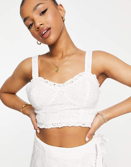 Miss Selfridge – Braletka w kolorze kości słoniowej z falbanką i haftem angielskim 