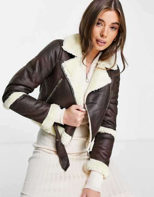 Miss Selfridge – Brązowa kurtka pilotka o krótkim fasonie ze sztucznym kożuszkiem
