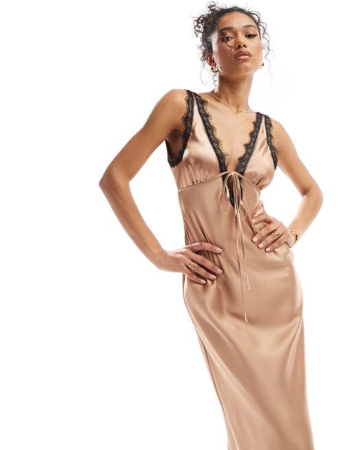Miss Selfridge – Brązowa satynowa sukienka maxi na ramiączkach z koronką z przodu