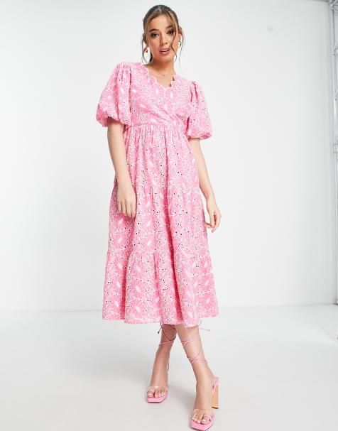 Miss Selfridge - Broderet slå-om-midikjole i varm pink - view 1