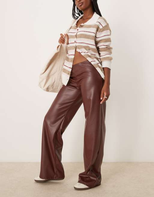 Miss Selfridge - Broek met wijde pijpen, elastische taille en leerlook in bruin