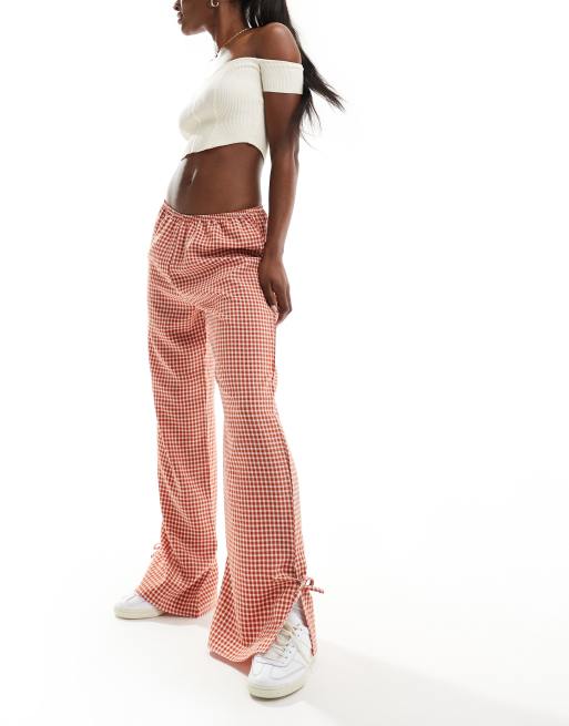 Miss Selfridge - Broek van katoenen popeline met wijde pijpen, elastische taille en strikdetail aan de zijkant in roestbruine gingham ruit