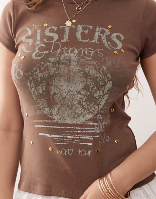 Miss Selfridge – Brun, liten T-shirt med Sisters-tryck med nitar, 3 av 4