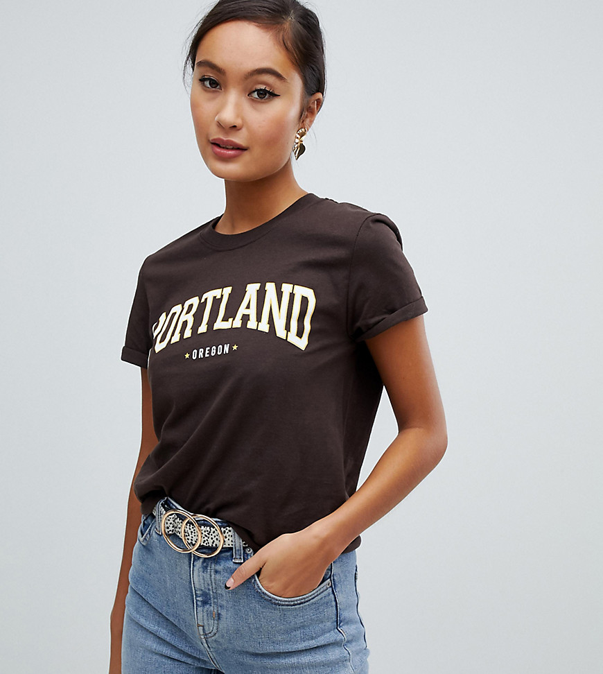 Miss Selfridge – Brun t-shirt med Portland-tryck