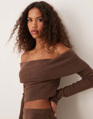 Miss Selfridge – Brun topp med djup bardotringning - view 1