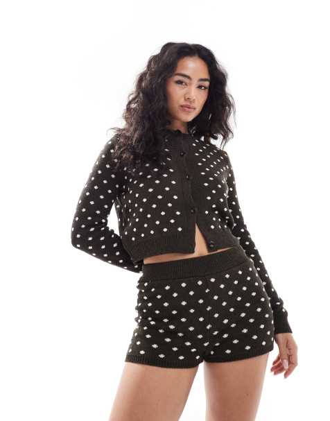 Miss Selfridge - Brunt strikket sæt med cardigan og shorts med polkaprikker - view 1