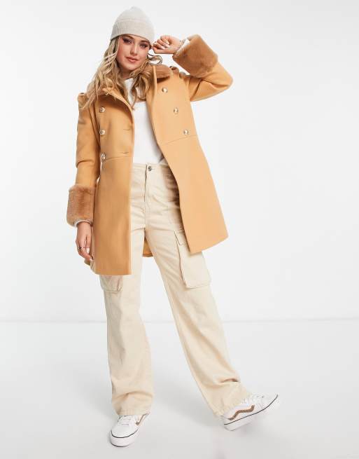 Miss Selfridge – Camelowy płaszcz z kołnierzem i mankietami ze sztucznego futra