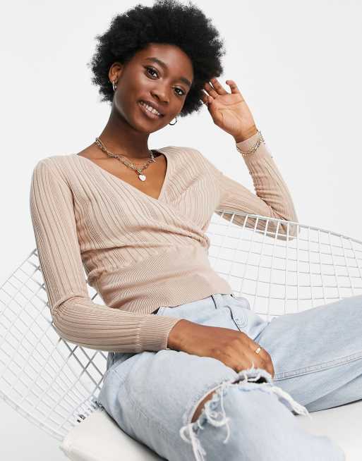 Miss Selfridge – Camelowy sweter z szeroko prążkowanej dzianiny z głębokim dekoltem kopertowym
