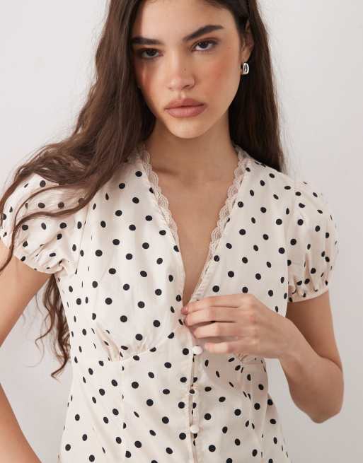 Miss Selfridge - Camicia aderente a pois con scollo a V e dettaglio in pizzo