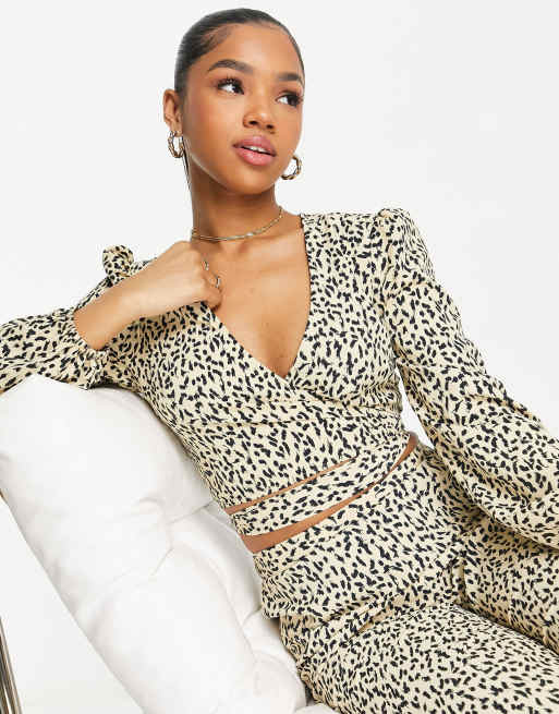 Miss Selfridge - Camicia corta avvolgente allacciata in vita con stampa animalier in coordinato