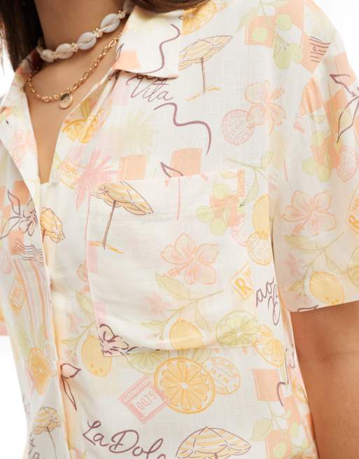 Miss Selfridge - Camicia stile resort effetto lino con stampa di cartoline, 2 di 4