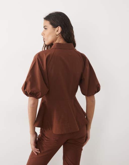 Miss Selfridge - camisa de manga corta con sobrefalda, conjunto, en chocolate, 4 de 4
