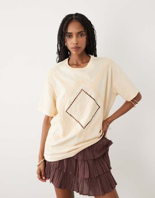 Miss Selfridge - Camiseta amarillo pastel extragrande de estilo clásico con bordado, 2 de 4