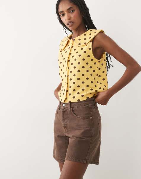 Miss Selfridge - Camiseta sin mangas abotonada con estampado de lunares y cuello babero - view 1
