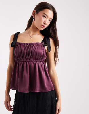 Miss Selfridge - Camisole aus Satin in Feigenrot mit Bindeband an der Schulter-Rosa
