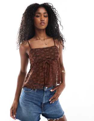 Miss Selfridge - Camisole aus Spitze in Schokobraun mit Satinschleife und Schößchen