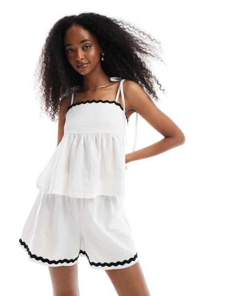 Miss Selfridge – Camisole-Oberteil mit Zickzackdetail, Kombiteil - view 1