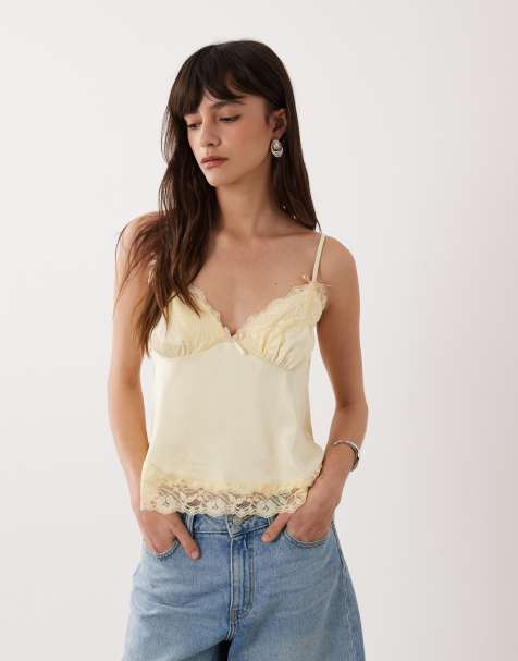Miss Selfridge - Camitop van satijn en kant in lichtgeel - view 1