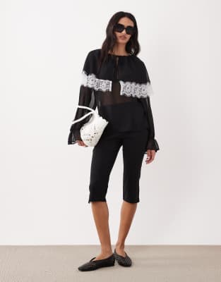 Miss Selfridge - Cape-Bluse mit kontrastierendem Besatz-Schwarz