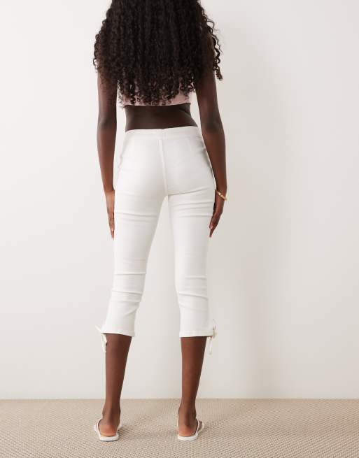 Miss Selfridge Capri-Jeans mit Schleifen in Creme-Waschung, 2 von 5