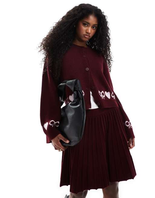 Miss Selfridge - Cardigan color bordeaux con motivo Fair Isle con cuori e fiocchi