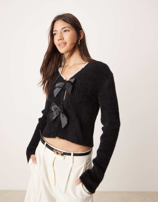 Miss Selfridge - Cardigan in maglia cigliata nero con fiocchi e finiture con perle sintetiche