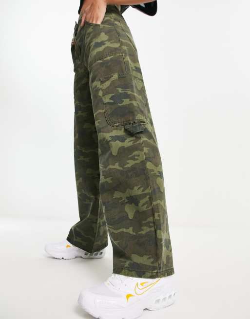 Miss Selfridge - Cargobroek met wijde pijpen en camouflageprint in groen