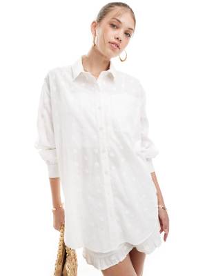 Miss Selfridge - Chemise en plumetis avec col noué - Ivoire | ASOS