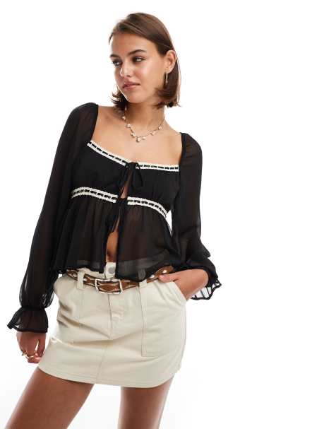 Miss Selfridge – Chiffon-Bluse in Schwarz mit Spitzeneinsatz - view 1