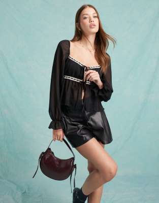 Miss Selfridge - Chiffon-Bluse in Schwarz mit Spitzeneinsatz