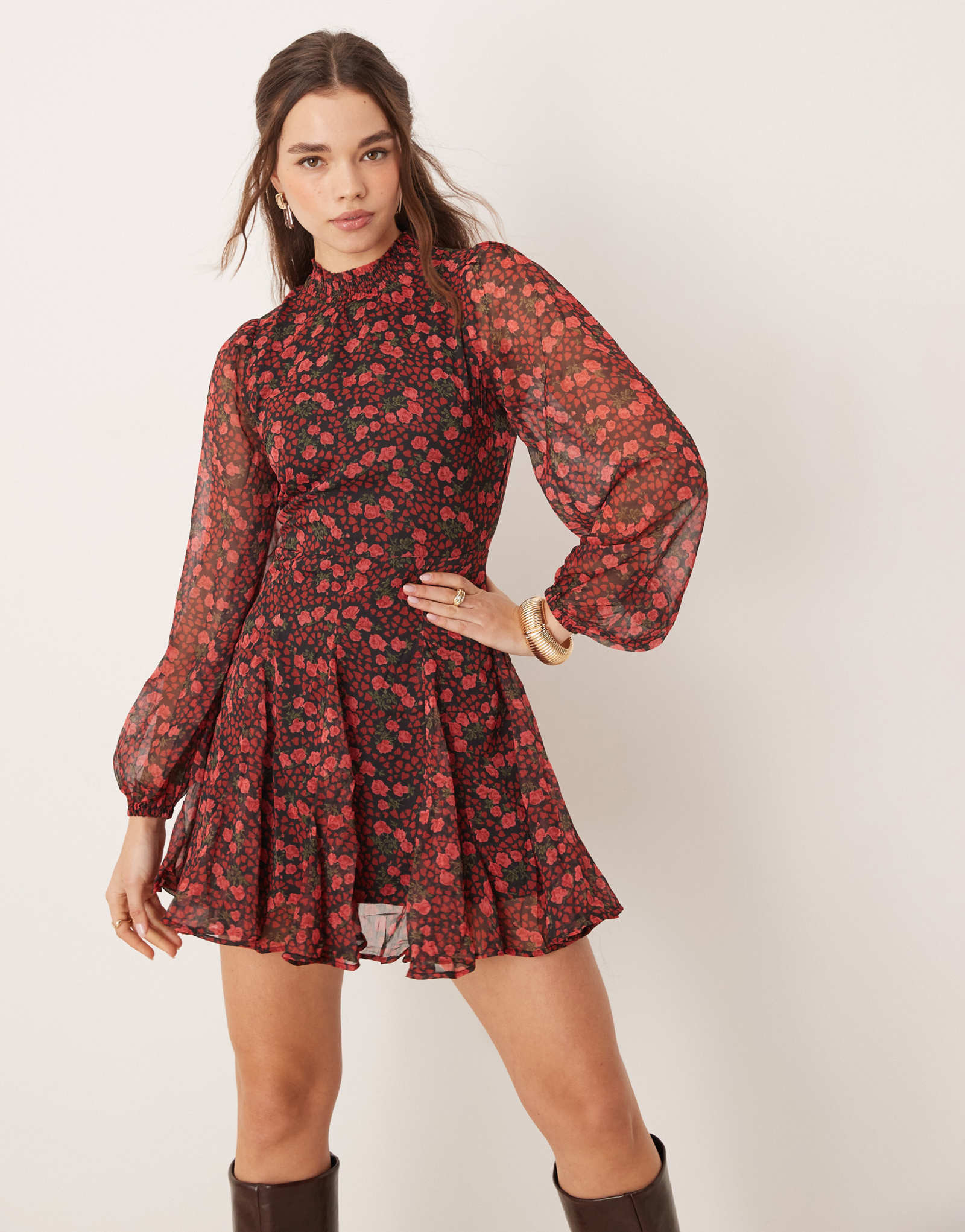 Мини-платье Miss Selfridge из шифона с гофрированным вырезом годе и цветочным принтом