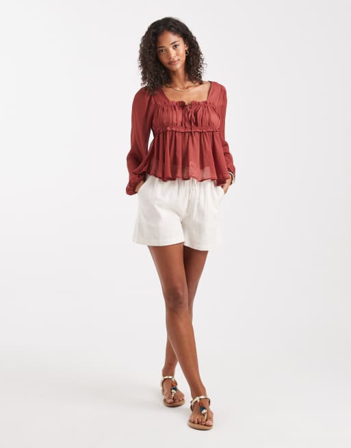 Miss Selfridge – Chiffonbluse in Rot mit geraffter Brustpartie, 2 von 4
