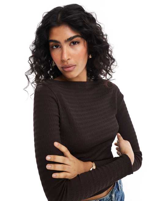 Miss Selfridge – Chokladbrun, långärmad topp i texturerad jersey med båtringning