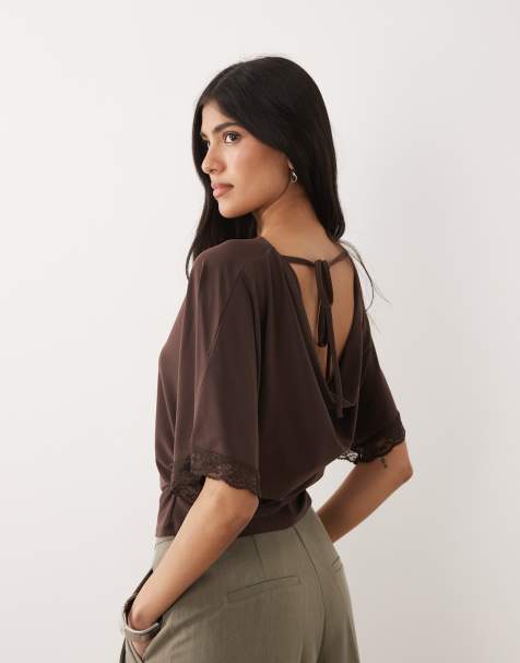 Miss Selfridge – Chokladbrun topp med drapering baktill, indragen midja och spetskant - view 1