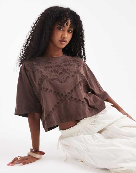 Miss Selfridge - Chokoladebrun cropped T-shirt med western-broderi - view 1