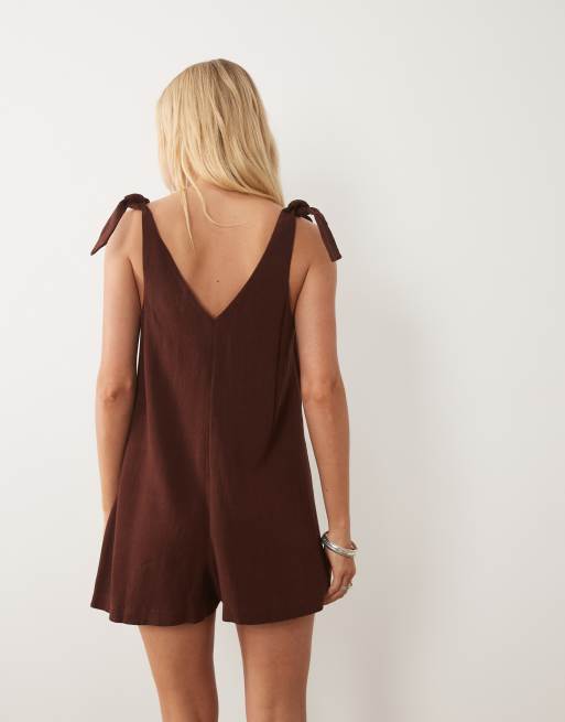 Miss Selfridge - Chokoladebrunt playsuit med bindebånd på skuldrene i hørlook, 2 af 4